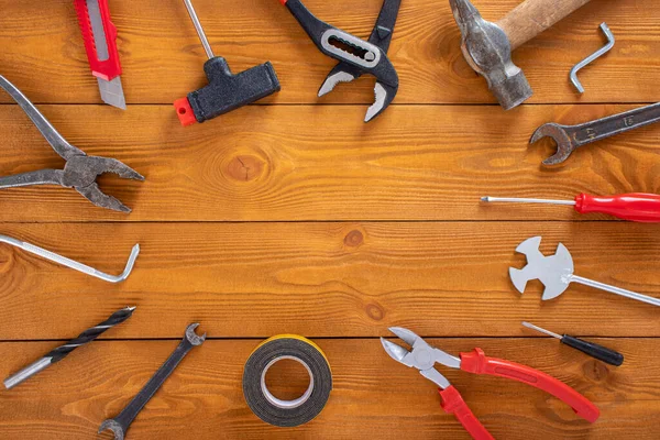 Ahşap arkaplan üzerindeki araçların üst görünüm düzeni