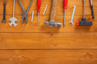 Ahşap arkaplanda tamir için araçların üst görünüm düzeni, metin için boş alan