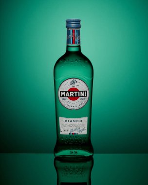 Moskova, Rusya - 27 Nisan 2020: Yeşil arka planda bir şişe Martini Bianco