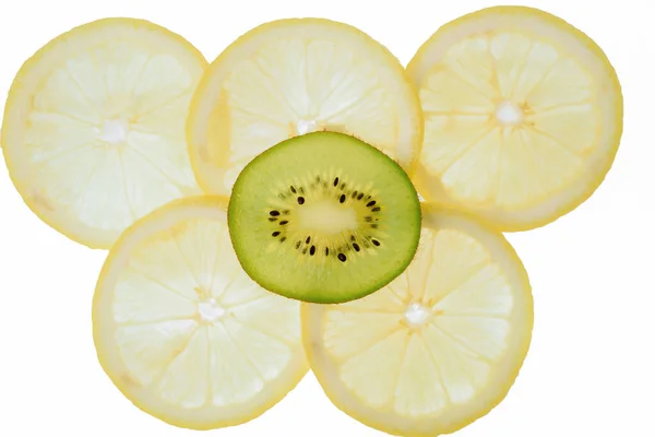 Przezroczyste plastry cytryny i kiwi na białym tle, plastry owoców cytrusowych — Zdjęcie stockowe