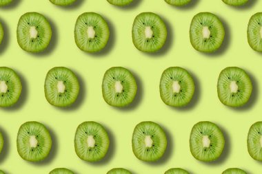 Yeşil arka planda yeşil sulu taze kivi ile yaz şablonu