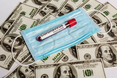 Dolar banknotları, tıbbi maske ve beyaz arka planda Coronavirus kan örneği.