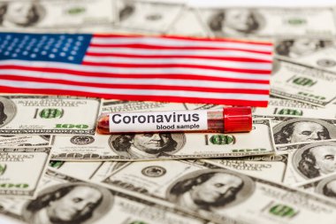 Amerikan bayrağı ve koronavirüs kan örneği dolar banknotları üzerinde, ekonomik kriz konsepti