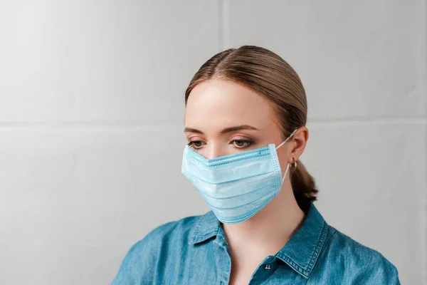 Ung Kvinna Medicinsk Mask Coronavirus Koncept — Stockfoto