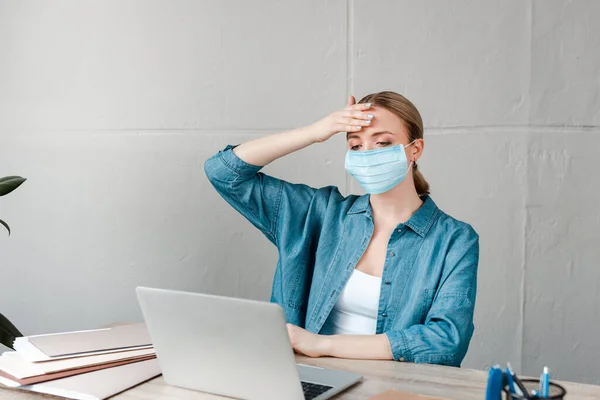 Mujer Máscara Médica Tocando Frente Mientras Trabaja Con Ordenador Portátil — Foto de Stock