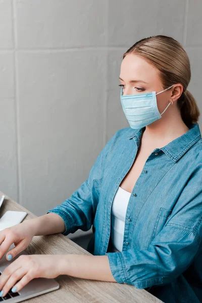 Femme Masque Médical Travaillant Avec Ordinateur Portable Bureau — Photo