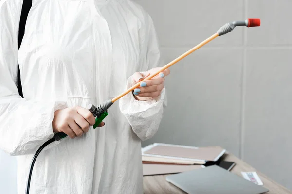 Vue Recadrée Personne Costume Hazmat Blanc Tenant Désinfecter Dans Bureau — Photo