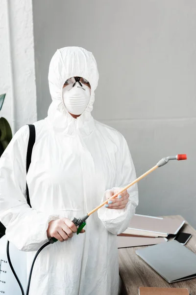 Persona Traje Materiales Peligrosos Blancos Respirador Gafas Desinfectando Lugar Trabajo —  Fotos de Stock