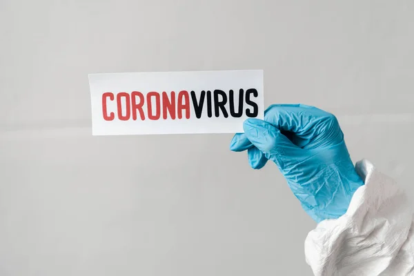 Vista Recortada Persona Guante Látex Con Tarjeta Coronavirus — Foto de Stock