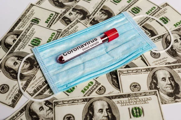 Notas Dólar Máscara Médica Amostra Sangue Coronavírus Sobre Fundo Branco — Fotografia de Stock