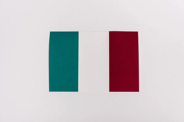 Beyaz arkaplanda İtalyan bayrağının üst görünümü, koronavirüs kavramı