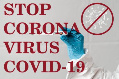 Termometre tutan lateks eldivenli insan görüntüsü, koronavirüs konseptini durdur