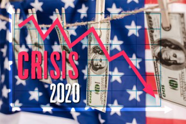 Amerikan bayrağı arka planında ipte asılı duran dolar banknotlarının seçici odak noktası, kriz 2020 illüstrasyon