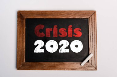 Kriz 2020 yazı tahtasında beyaz arka plan, koronavirüs konsepti