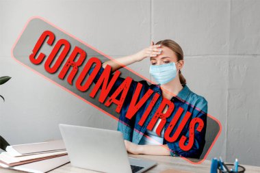 Maskeli kadın ofiste dizüstü bilgisayarla çalışırken alnına dokunuyor. Coronavirüs çizimi.