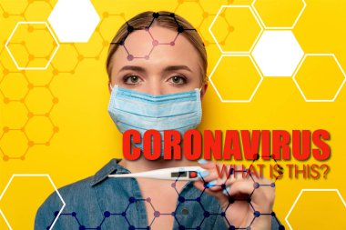 Tıbbi maskeli genç bir kadın sarı arka planda termometre tutuyor. Coronavirüs çizimi.