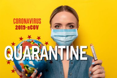 Tıbbi maskeli genç bir kadın, elinde Coronavirus kan örneğiyle test tüpü ve sarı arka planda dünya, 2019-ncov ve karantina illüstrasyonları tutuyor.