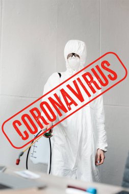 Beyaz tehlikeli madde giysisi, solunum cihazı ve gözlük takan kişinin seçici odak noktası ofis işyerindeki dezenfekte etme, koronavirüs çizimi