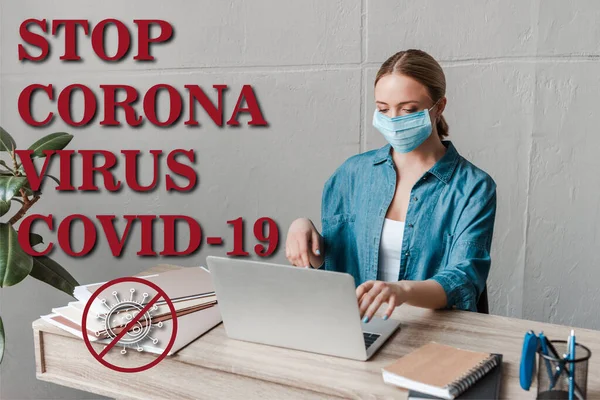 オフィスでノートパソコンを操作する医療用マスクの女性コロナウイルスイラストを止め — ストック写真