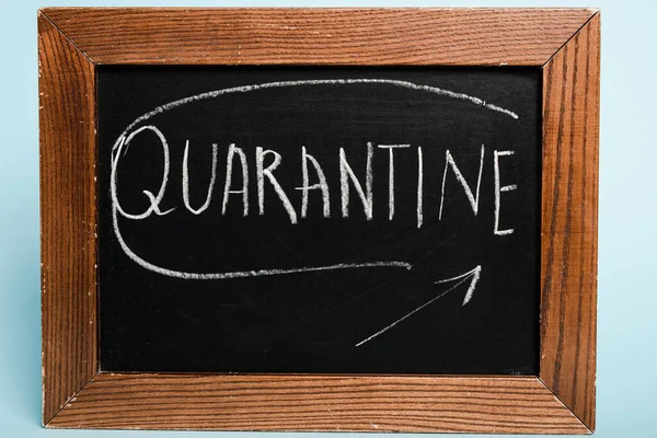 Quarantäne-Schriftzug auf Kreidetafel auf blauem Hintergrund, Coronavirus-Konzept — Stockfoto