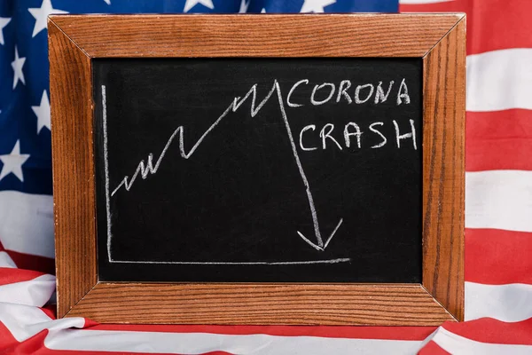 Corona crash lettering escrito em quadro-negro em fundo bandeira americana, conceito de coronavírus — Fotografia de Stock