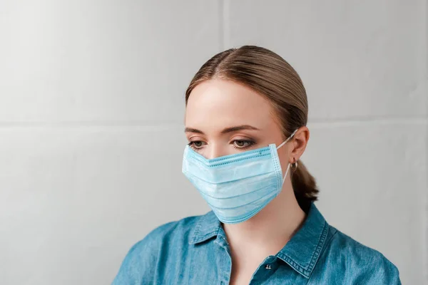 Jeune femme en masque médical, concept de coronavirus — Photo de stock