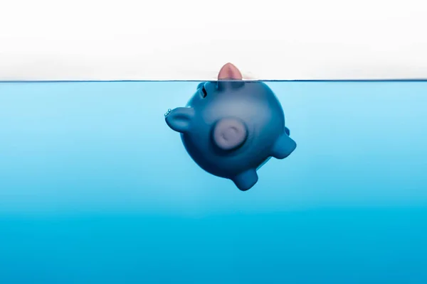 Sparschwein unter blauem Wasser isoliert auf weißem, Coronavirus Krisenkonzept — Stockfoto