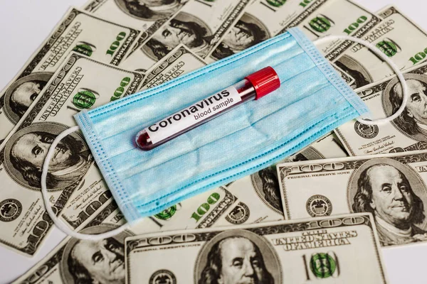 Billets en dollars, masque médical et échantillon de sang de coronavirus sur fond blanc — Photo de stock