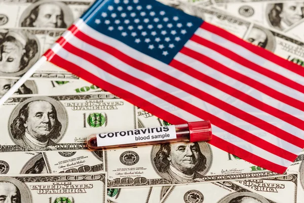 Drapeau américain et coronavirus échantillon de sang sur les billets en dollars, concept de crise économique — Photo de stock