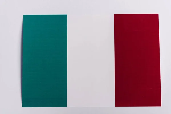 Верхній вигляд італійського прапора на білому тлі, концепція coronavirus — стокове фото
