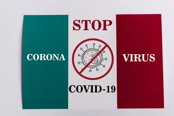 Зверху вигляд італійського прапора на білому тлі, зупиніть зображення коронавірусу. — стокове фото