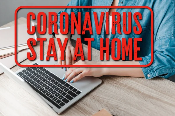 Обрезанный вид женщины, работающей с ноутбуком в офисе, коронавирусом и остаться дома иллюстрации — стоковое фото