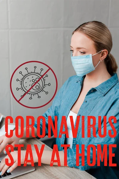 Frau in medizinischer Maske arbeitet mit Laptop im Büro, Coronavirus und zu Hause bleiben Illustration — Stockfoto