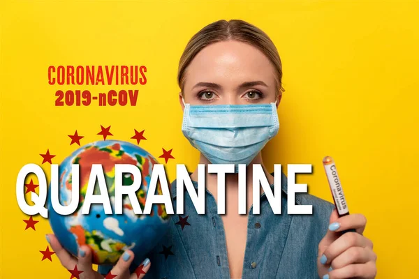 Jeune femme en masque médical tenant une éprouvette avec échantillon de sang de coronavirus et globe sur fond jaune, 2019-ncov et illustration de quarantaine — Photo de stock