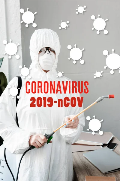 Personne en combinaison blanche Hazmat, respirateur et lunettes désinfectant le lieu de travail au bureau, illustration de coronavirus — Photo de stock