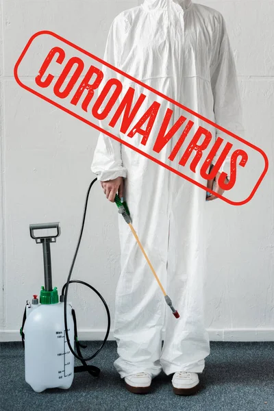 Ausgeschnittene Ansicht einer Person im weißen Warnanzug mit Desinfektionsmittel im Büro, Coronavirus-Illustration — Stockfoto