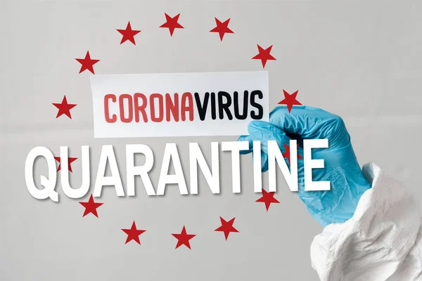 Cropped view of person in latex glove holding coronavirus card and quarantine illustration — Stock Photo