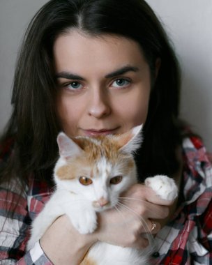 Kedili genç bir kadın.