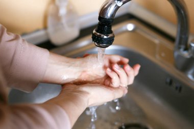 Corona virüsü önleme sabun ve sıcak suyla ellerini yıka