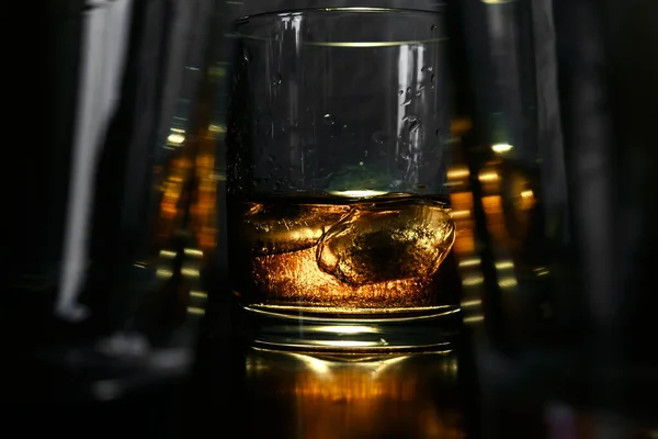 Egy Üveg Whisky Jégkockával — Stock Fotó