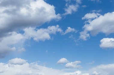 Beyaz ve gri bulutlu mavi gökyüzü.