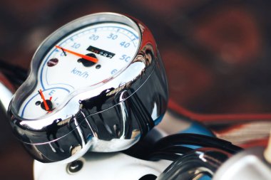 Motosikletteki krom hız göstergesi. Kırmızı okları olan beyaz hız göstergesi.