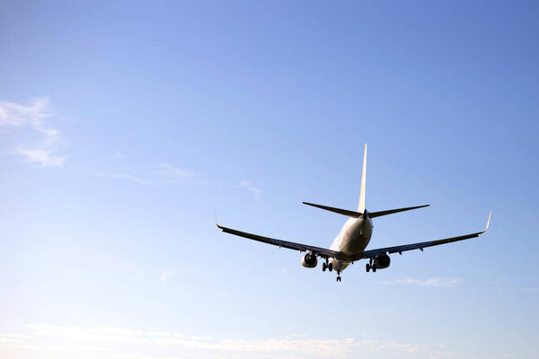 Самолет на фоне голубого неба. Самолёт садится. Самолет взлетает
.