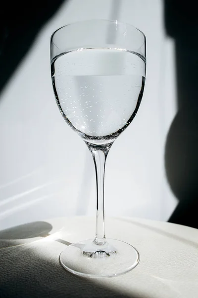 Glas Water Een Witte Achtergrond Een Glas Reflecteert Schittering Transparant — Stockfoto