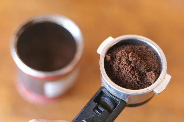 Halter Für Die Kaffeemaschine Horn Espressomaschine Vorhanden Kaffeebohnen Gemahlener Kaffee — Stockfoto