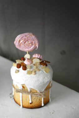 Fındıklı Paskalya pastası, Bizet, şekerli ananas. Paskalya pastaları el işi ipiyle geri sarılmış..