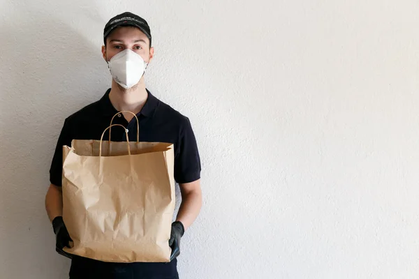 Entrega Alimentos Bienes Durante Pandemia Del Coronavirus Repartidor Uniforme Repartidor — Foto de Stock