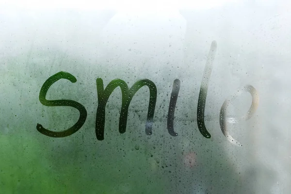 Napis Zamglonym Oknie Uśmiech — Zdjęcie stockowe