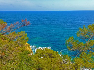İspanya 'da Lloret De Mar sahilinde suyla kayalar