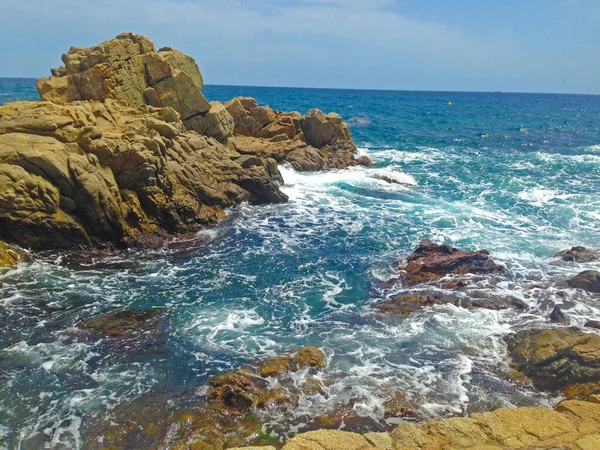 스페인의 로레데 해안에 물웅덩이들 — 스톡 사진